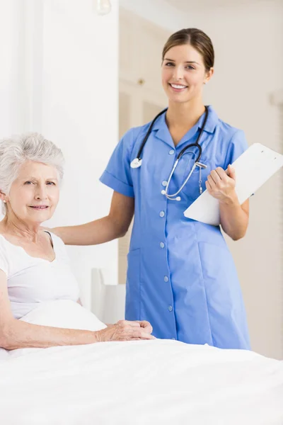 Médico cuidando del paciente anciano que sufre —  Fotos de Stock