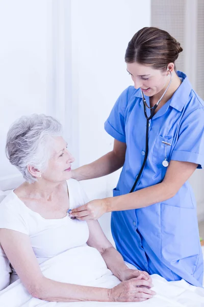 Arts verzorgen van lijden senior patiënt — Stockfoto