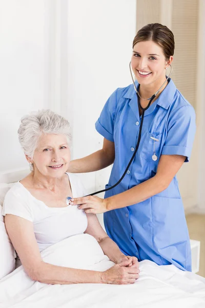Gülümseyen bir hemşire hastasını ile — Stok fotoğraf