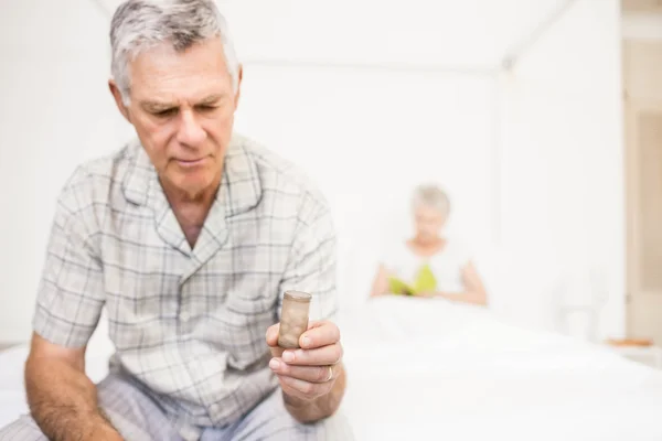 Sufrimiento de un hombre mayor tomando pastillas — Foto de Stock