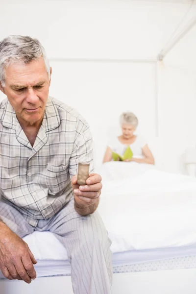 Suffering senior man taking pills — Stock Photo, Image