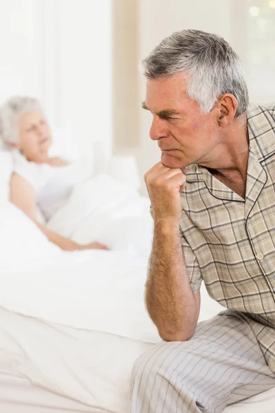 Ernstig senior mens denken — Stockfoto