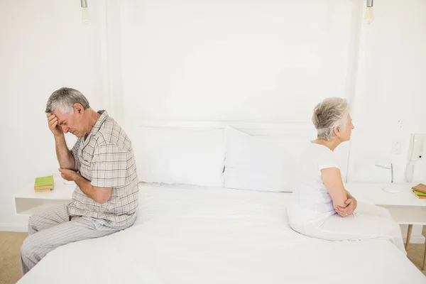 Casal irritado ignorando um ao outro — Fotografia de Stock