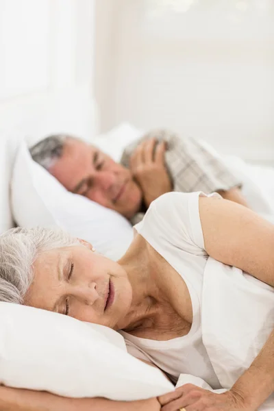 Seniorenpaar schläft im Bett — Stockfoto