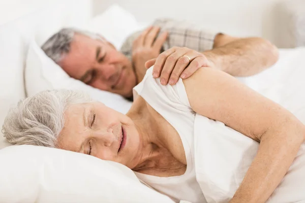 Seniorenpaar schläft im Bett — Stockfoto