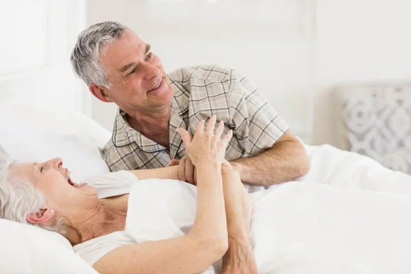 Glückliches Seniorenpaar im Bett — Stockfoto