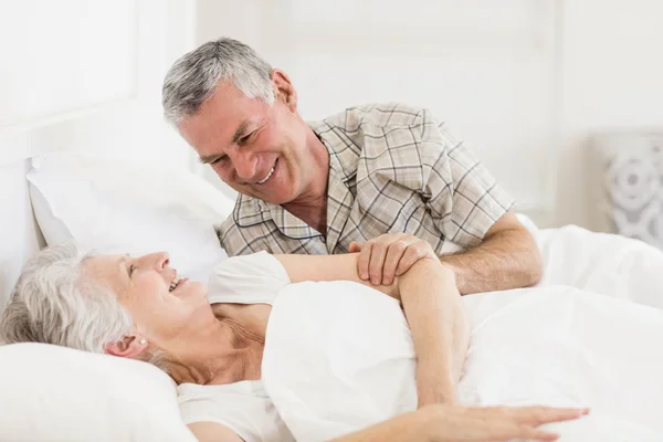 Felice coppia di anziani a letto — Foto Stock