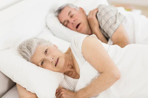 Wakker senior vrouw in bed — Stockfoto