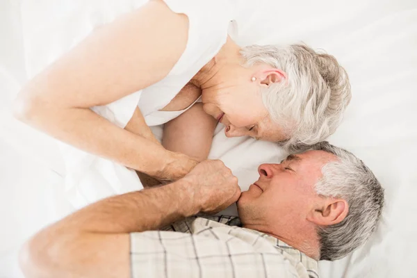 Casal de idosos na cama dormindo — Fotografia de Stock