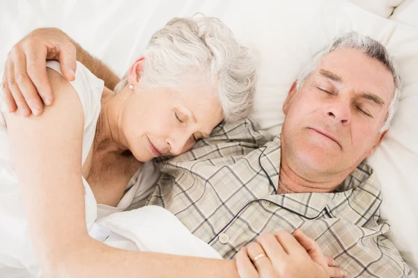 Friedliches Senioren-Paar schläft — Stockfoto