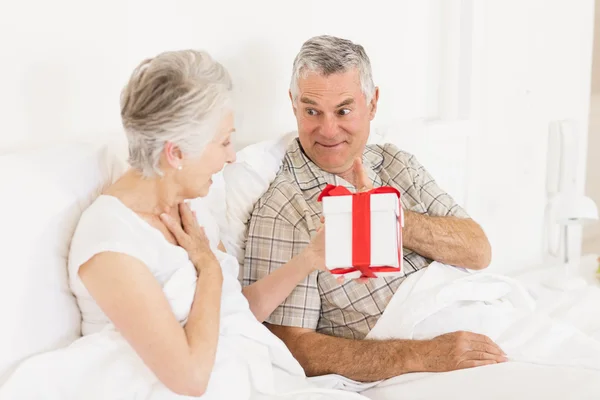 Lyckliga par utbyte gåva — Stockfoto