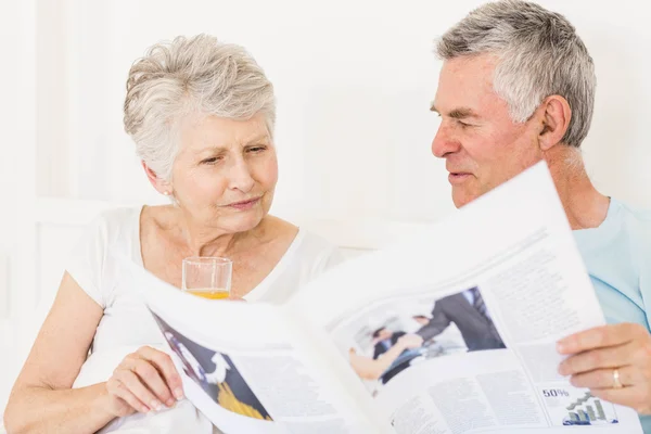 Старша пара читає газету — стокове фото