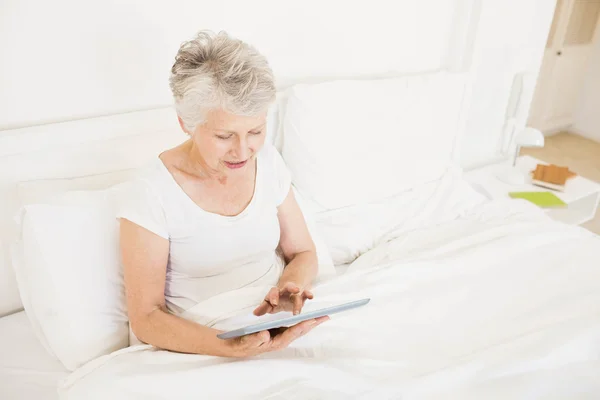 Smiling woman using tablet — Stock Photo, Image