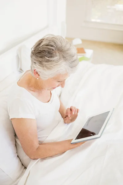 Leende kvinna som använder tabletter — Stockfoto