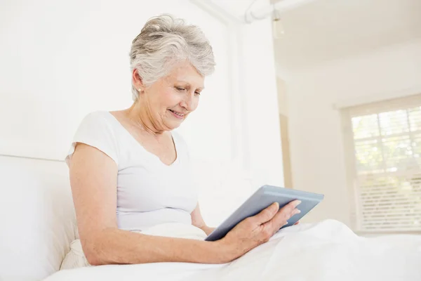 Lächelnde Frau mit Tablet — Stockfoto