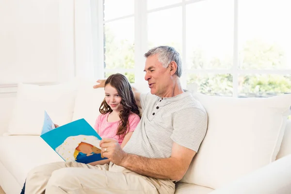 Großvater und Enkelin lesen Buch — Stockfoto
