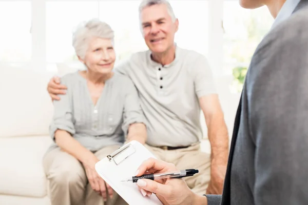 Geschäftsfrau im Gespräch mit Senioren-Paar — Stockfoto