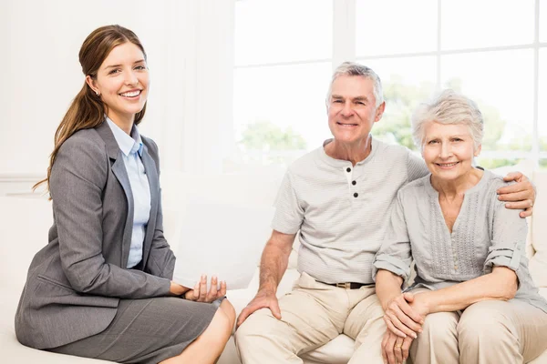 Usměvavá starší pár a podnikatelka drží smlouvu — Stock fotografie