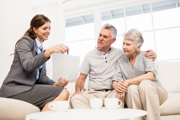 Geschäftsfrau zeigt Dokumente — Stockfoto