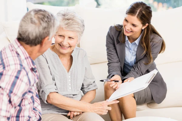 Businesswoman showing documents — Stock Photo, Image