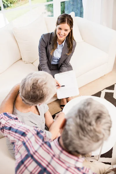 Affärskvinna visar dokument — Stockfoto