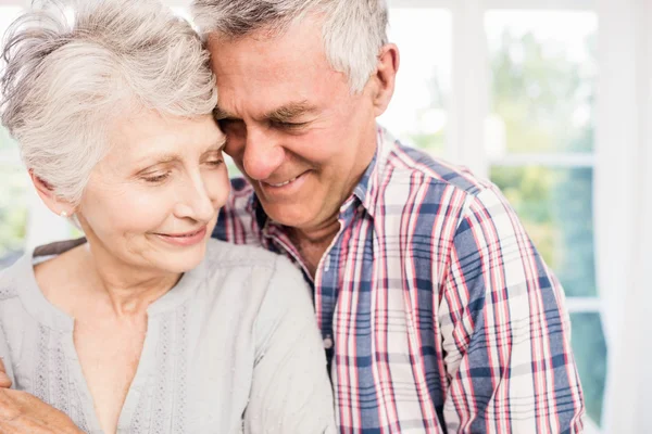 Portret uśmiechniętej pary seniorów — Zdjęcie stockowe