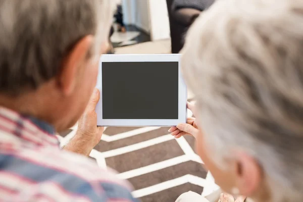 Vista posteriore della coppia anziana utilizzando tablet — Foto Stock