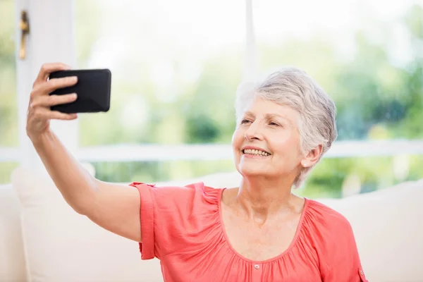 Glückliche Seniorin macht Selfie — Stockfoto