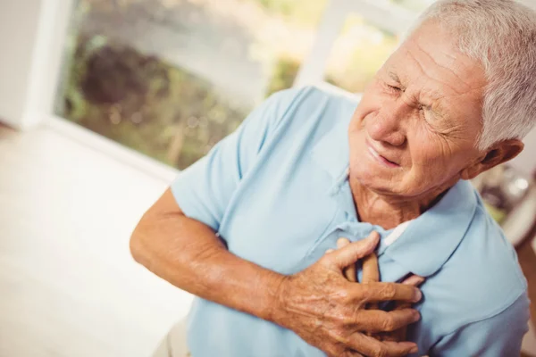 Bolesne starszy człowiek z bólem w sercu — Zdjęcie stockowe