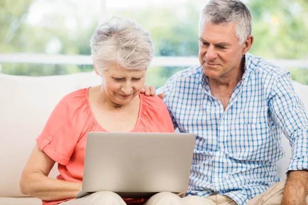 Lächelndes Senioren-Paar mit Laptop — Stockfoto