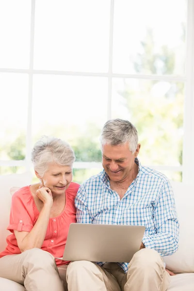 Sonriente pareja de personas mayores utilizando el ordenador portátil —  Fotos de Stock