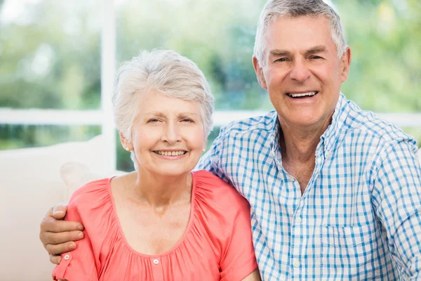 Portret uśmiechniętej pary seniorów — Zdjęcie stockowe