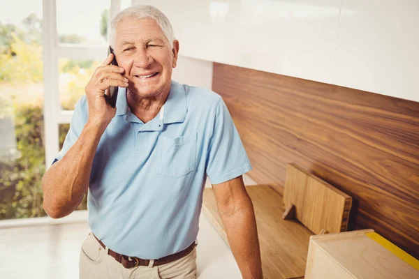 Homme âgé souriant lors d'un appel téléphonique — Photo