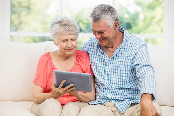 Ανώτερος ζευγάρι χρησιμοποιώντας tablet — Φωτογραφία Αρχείου