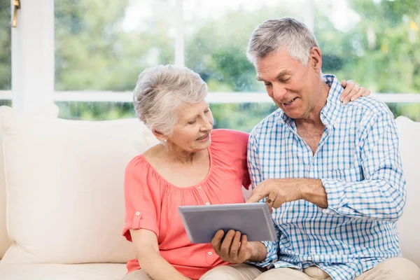 Lächelndes Senioren-Paar mit Tablet — Stockfoto