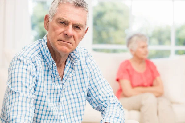 Zdenerwowany starszy człowiek po kłótni z żoną — Zdjęcie stockowe
