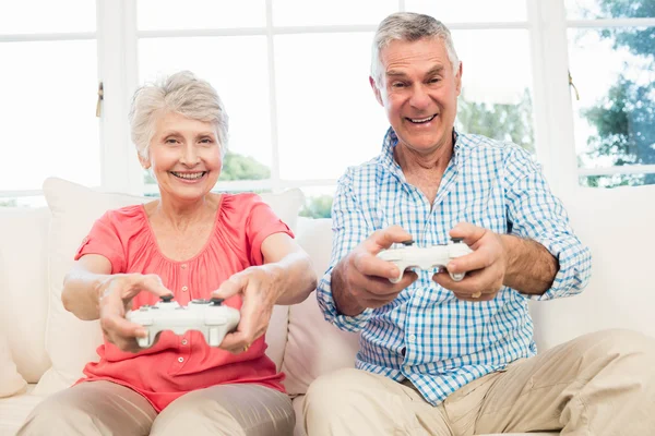 Couple âgé jouant à des jeux vidéo — Photo