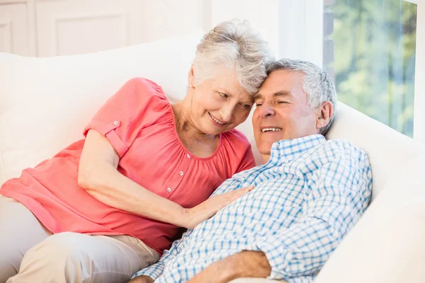 Pareja de ancianos acostados en el sofá —  Fotos de Stock