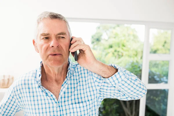 Äldre man på ett telefonsamtal — Stockfoto