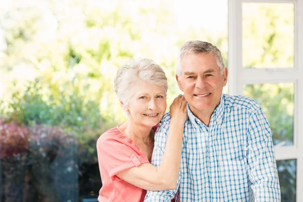 Porträt eines lächelnden Senioren-Paares — Stockfoto