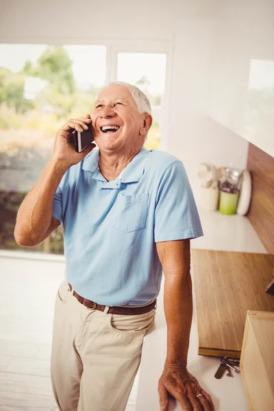 Sorridente homem sênior em uma chamada de telefone — Fotografia de Stock