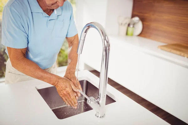 Sección media del hombre mayor lavándose las manos — Foto de Stock