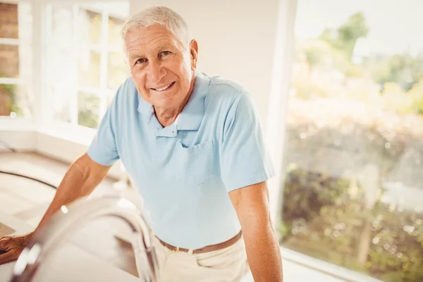 Senior man permanent en kijken naar de camera — Stockfoto