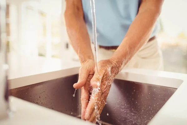 Средняя часть старших рук для мытья рук — стоковое фото