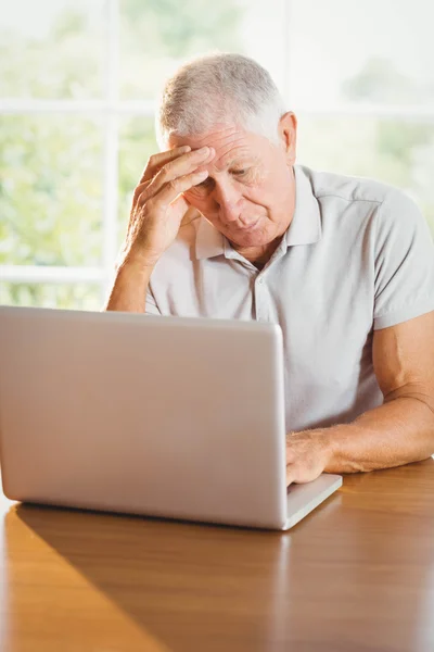 Oroliga äldre man använder laptop — Stockfoto