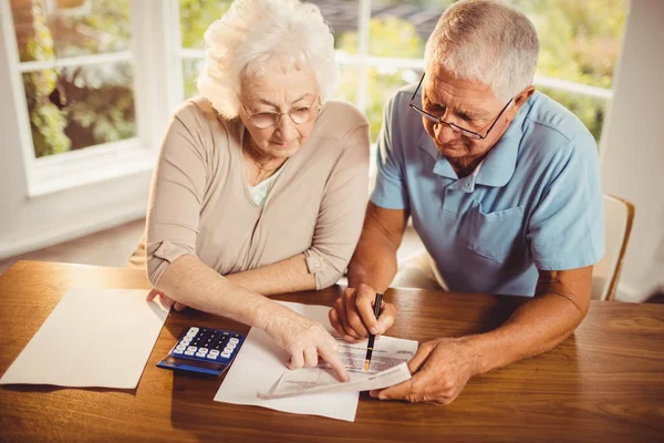 Senior couple counting bills — Stock Photo, Image