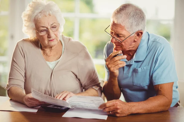 Senior couple counting bills — Stock Photo, Image