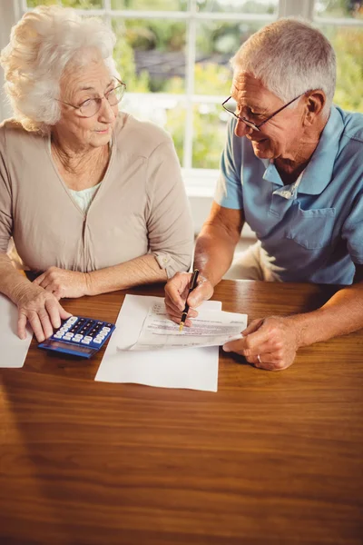 Senior couple counting bills — Stock Photo, Image