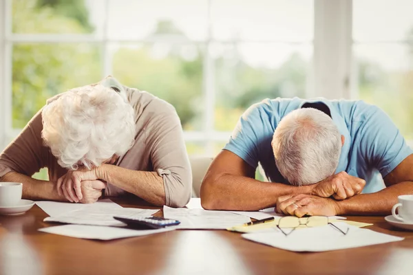 Seniorenpaar mit Kopf auf Arm — Stockfoto