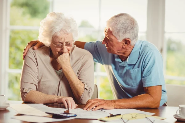 Senior paar tellen rekeningen — Stockfoto